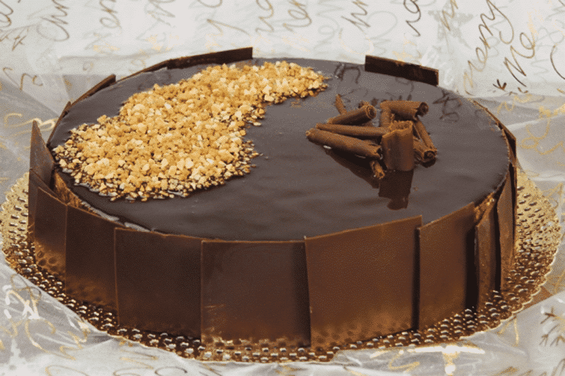 Tarta de Turrón con caramelo y cubierta de chocolate